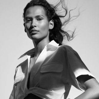 WOMAN BLACK AND WHITE